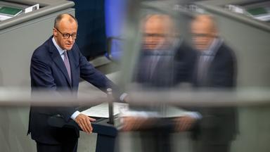 Bundeskanzler Friedrich Merz (CDU) spricht im Bundestag bei seiner Regierungserklärung zum EU-Gipfel. 