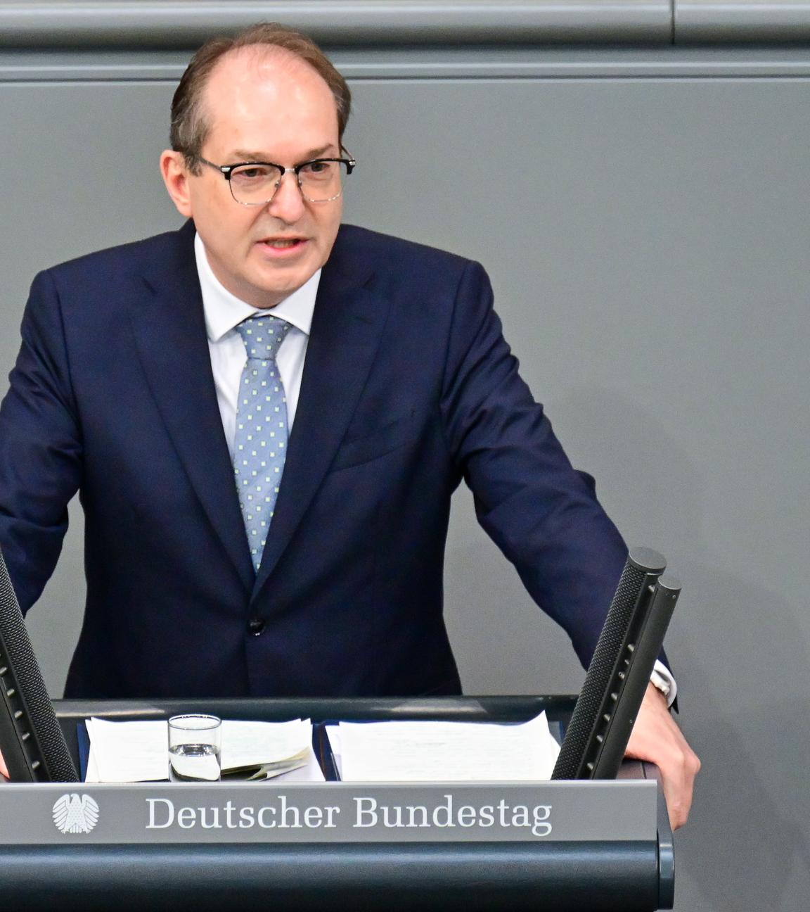 Alexander Dobrindt (CSU), Bundesinnenminister, spricht während der 60. Sitzung des 21. Deutschen Bundestages.