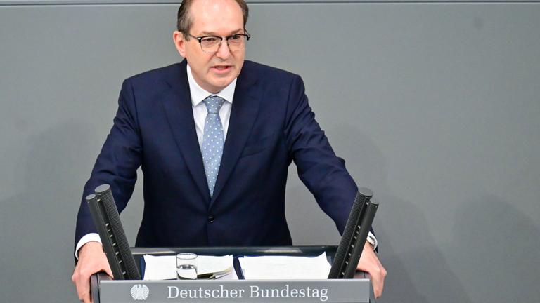 Alexander Dobrindt (CSU), Bundesinnenminister, spricht während der 60. Sitzung des 21. Deutschen Bundestages.