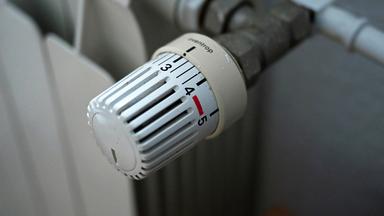 SYMBOLBILD - 24.02.2026, Berlin: Ein Thermostatregler einer Heizung ist in einer Wohnung zu sehen (Illustration).
