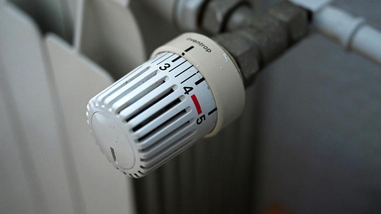 SYMBOLBILD - 24.02.2026, Berlin: Ein Thermostatregler einer Heizung ist in einer Wohnung zu sehen (Illustration).