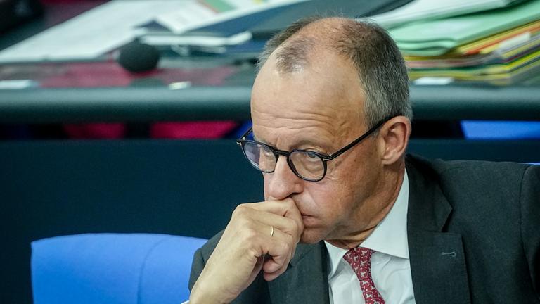 Bundeskanzler Friedrich Merz (CDU) nimmt an der 24. Plenarsitzung der 21. Legislaturperiode im Deutschen Bundestag teil.