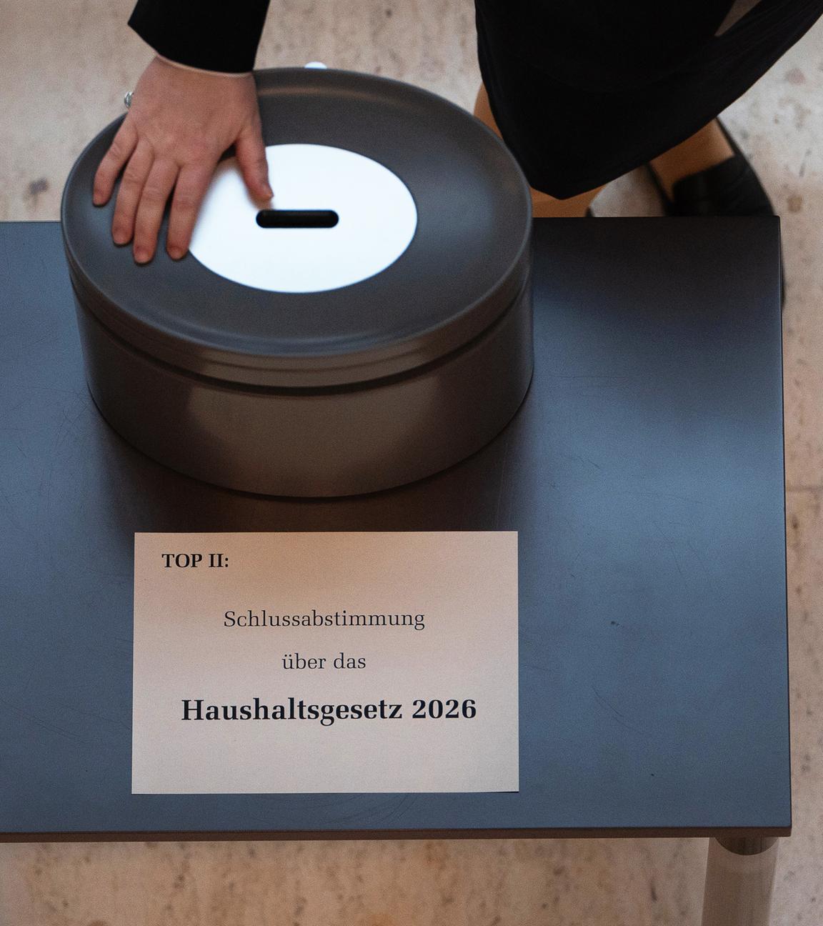 28.11.2025, Berlin: Eine Wahlurne steht bei einer namentlichen Abstimmung im Bundestag auf einem Tisch.