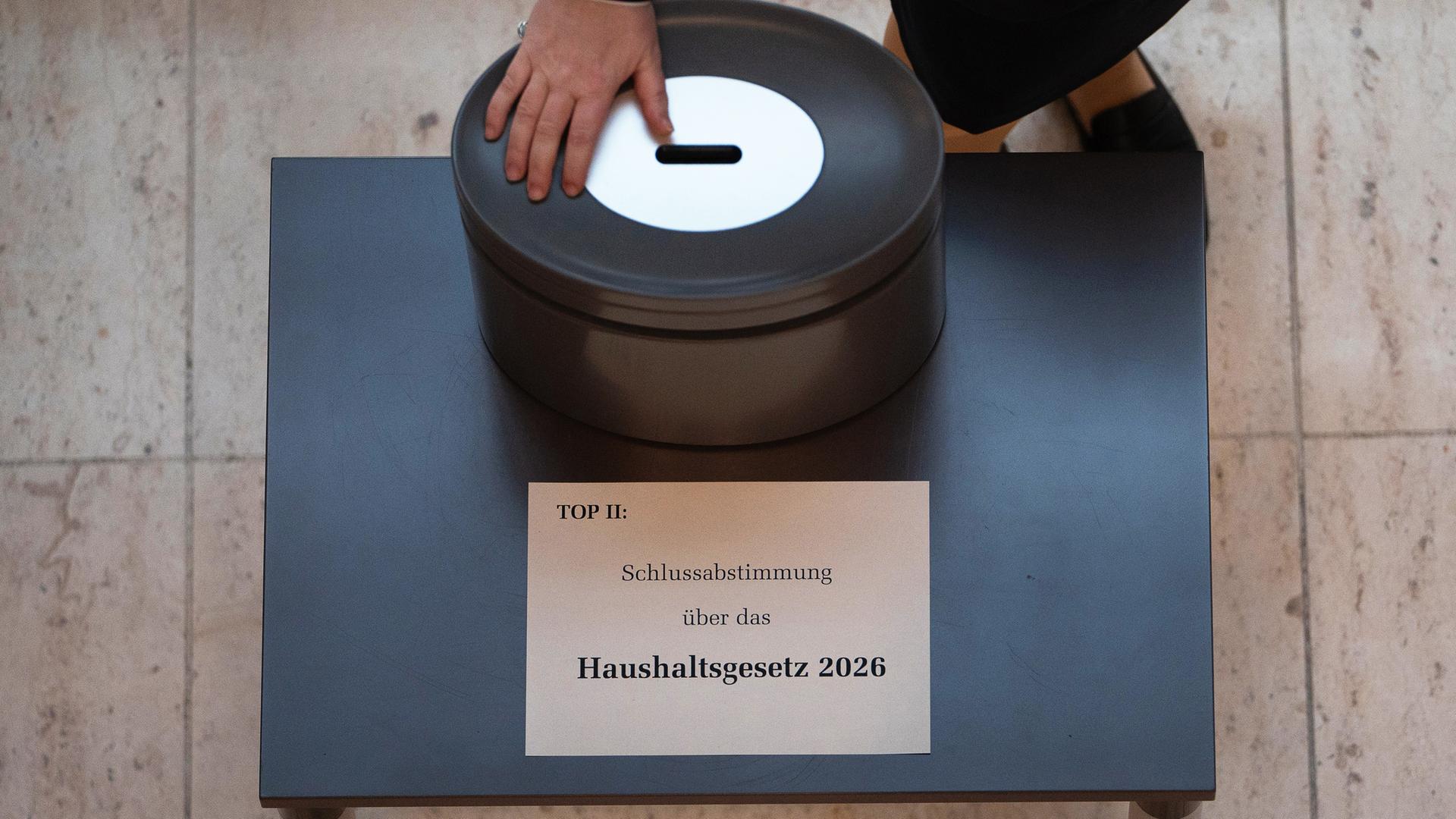 28.11.2025, Berlin: Eine Wahlurne steht bei einer namentlichen Abstimmung im Bundestag auf einem Tisch.