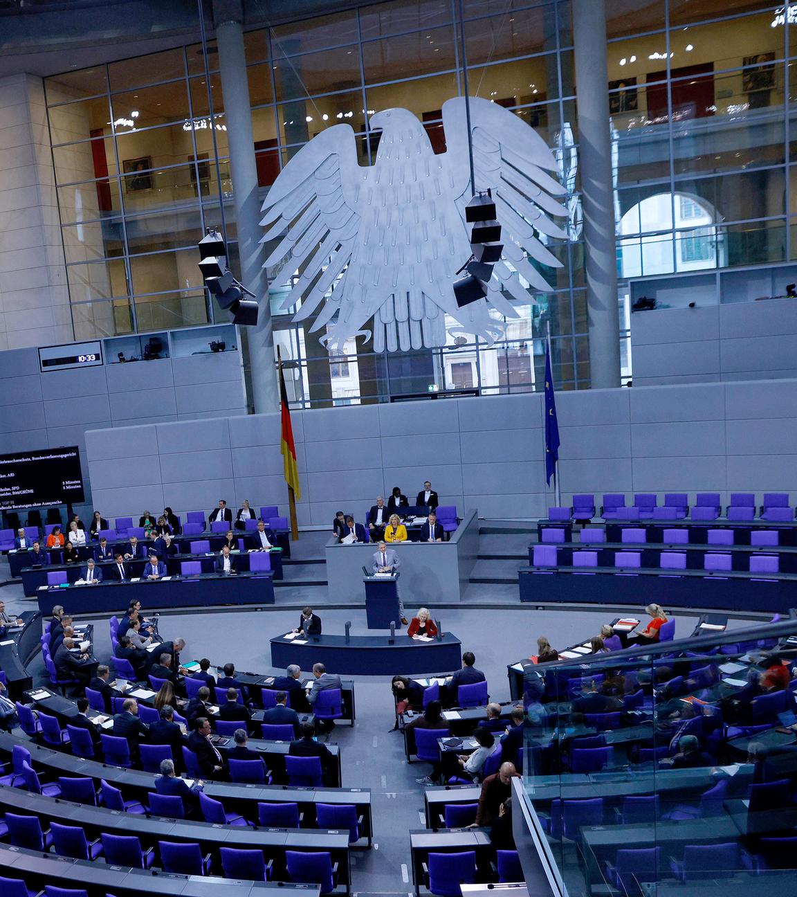 Die Abgeordneten nehmen an der 25. Plenarsitzung der 21. Legislaturperiode im Deutschen Bundestag teil