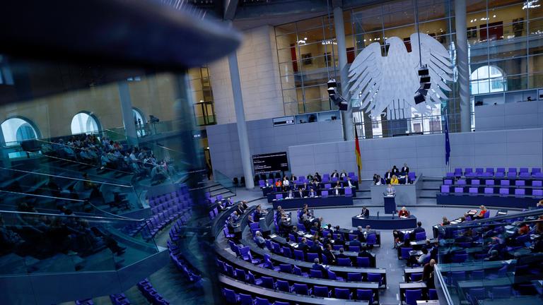 Die Abgeordneten nehmen an der 25. Plenarsitzung der 21. Legislaturperiode im Deutschen Bundestag teil