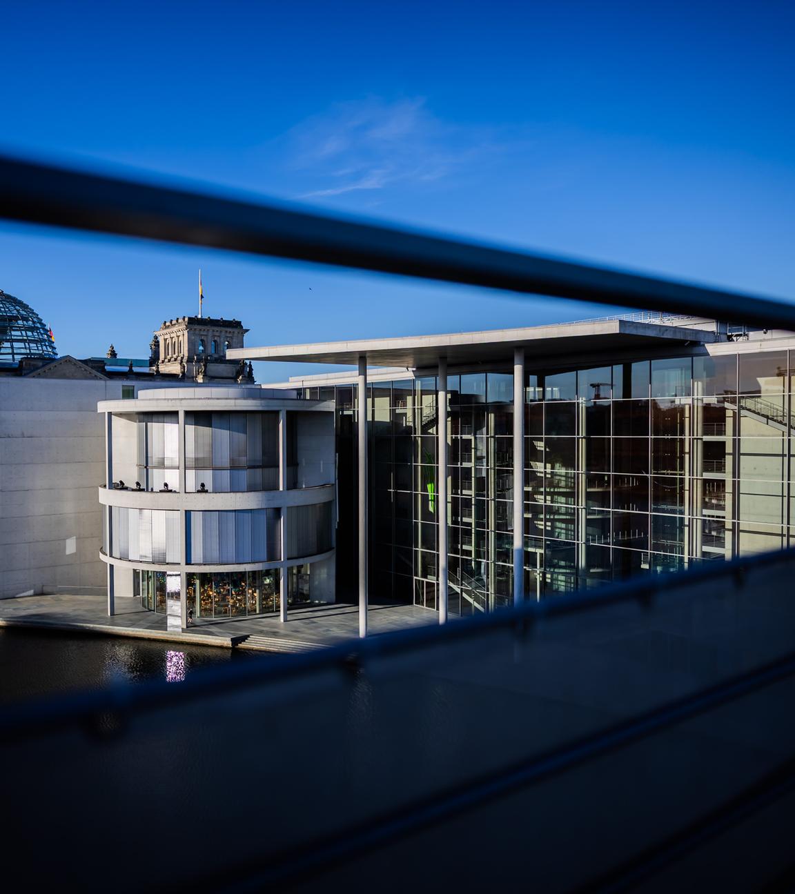 Das Paul-Löbe-Haus des Deutschen Bundestages und das dahinter liegende Reichstagsgebäude sind vor der entscheidenden Sitzung des Haushaltsausschusses zum Bundeshaushalt 2025 zu sehen. In der sogenannten Bereinigungssitzung nehmen die Fraktionen letzte Änderungen am Etat vor, bevor er im Bundestag zur Abstimmung steht.