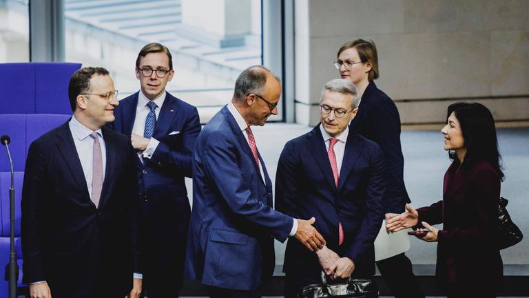 Jens Spahn, Vorsitzender der CDU/CSU-Fraktion im Deutschen Bundestag, Philipp Amthor, Parlamentarischer Staatssekretaer im Bundesministerium fuer Digitalisierung und Staatsmodernisierung, Friedrich Merz CDU, Bundeskanzler, Karsten Wildberger, Bundesminister fuer Digitalisierung und Staatsmodernisierung, und Katherina Reiche CDU, Bundesministerin fuer Wirtschaft und Energie, aufgenommen im Rahmen der Haushaltsdebatte im Deutschen Bundestag in Berlin