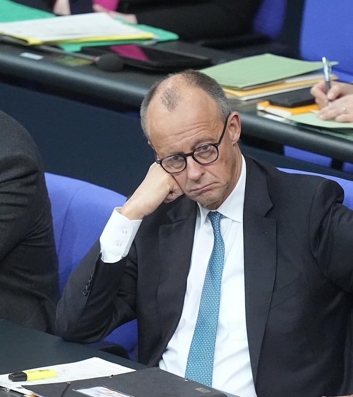 Bundesfinanzminister Lars Klingbeil (l, SPD) und Bundeskanzler Friedrich Merz (CDU) sitzen auf der Regierungsbank während der Generaldebatte im Bundestag.