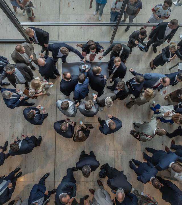 Abgeordnete werfen bei der namentlichen Abstimmung im Bundestag über das Gesundheits-Sparpaket der schwarz-roten Koalition ihre Stimmkarte ein.