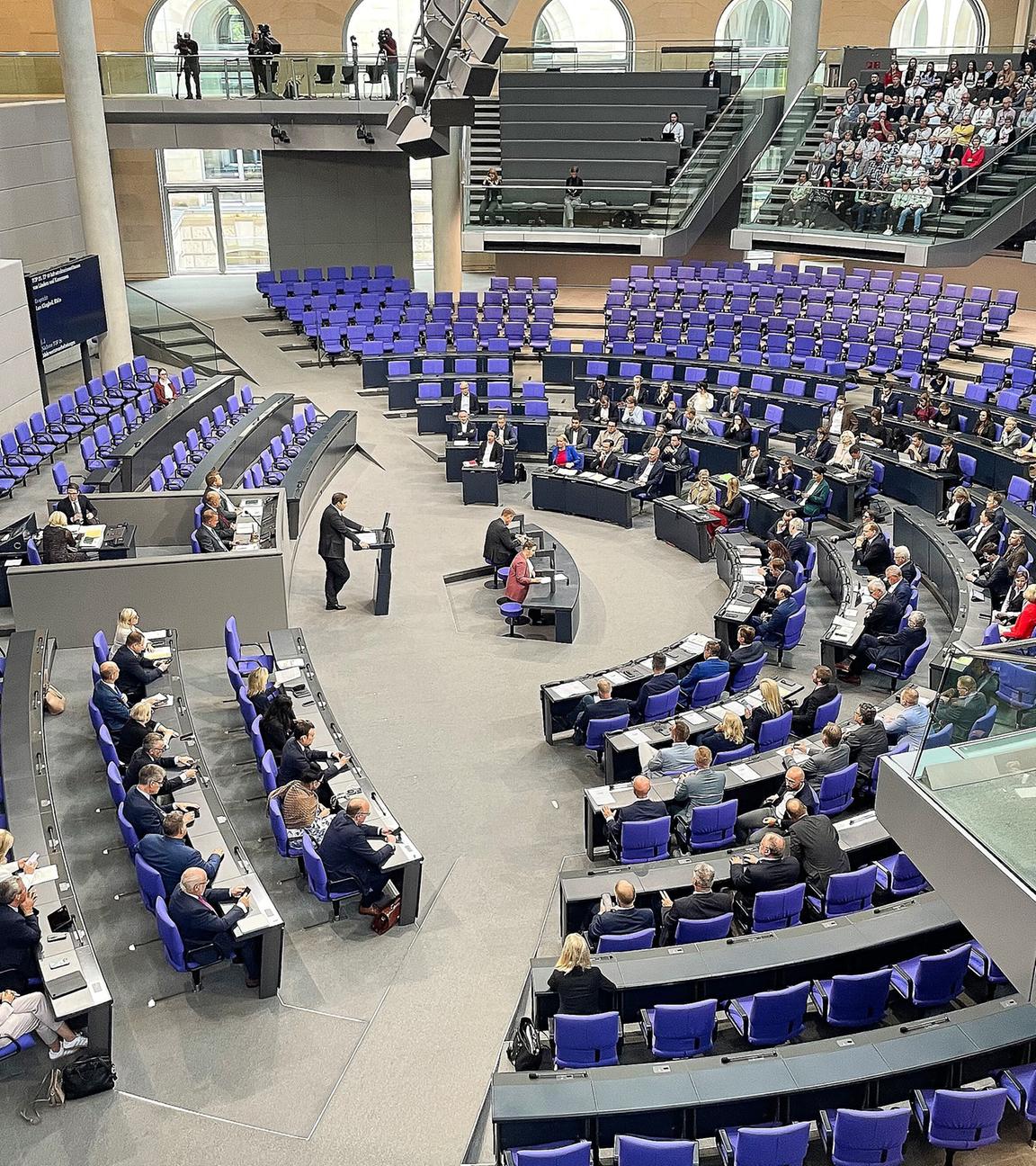 Deutscher Bundestag: 22. Bundestagssitzung: Blick ins Plenum zu Beginn der Sitzung, Bundesminister der Finanzen Lars Klingbeil (SPD) steht am Rednerpult.