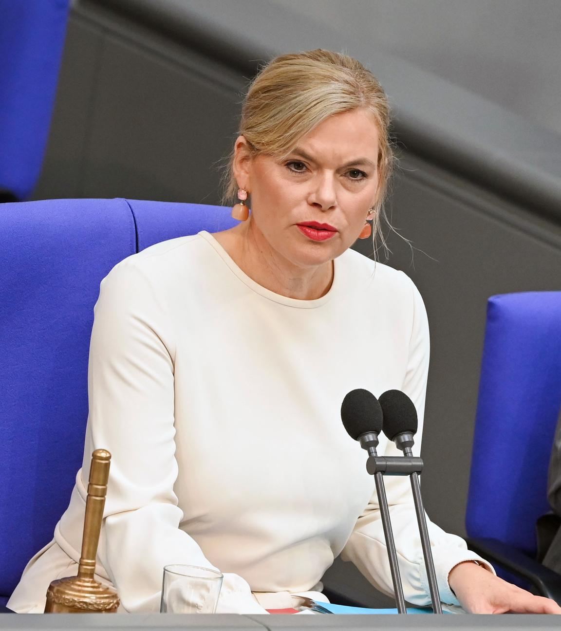 Julia Klöckner, Bundestagspräsidentin, unterbricht die aktuelle Sitzung des Bundestags.