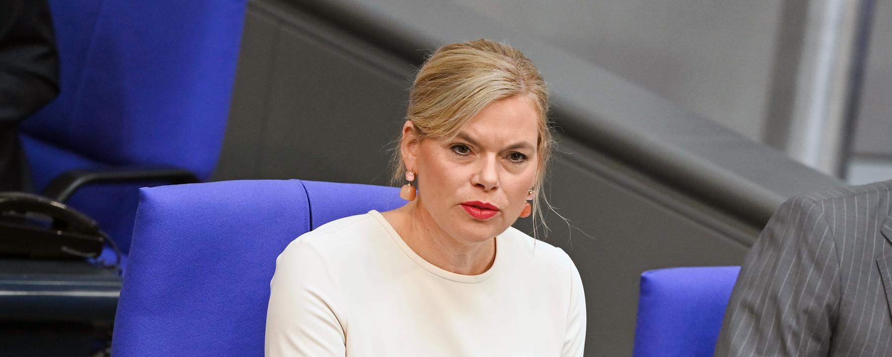 Julia Klöckner, Bundestagspräsidentin, unterbricht die aktuelle Sitzung des Bundestags.