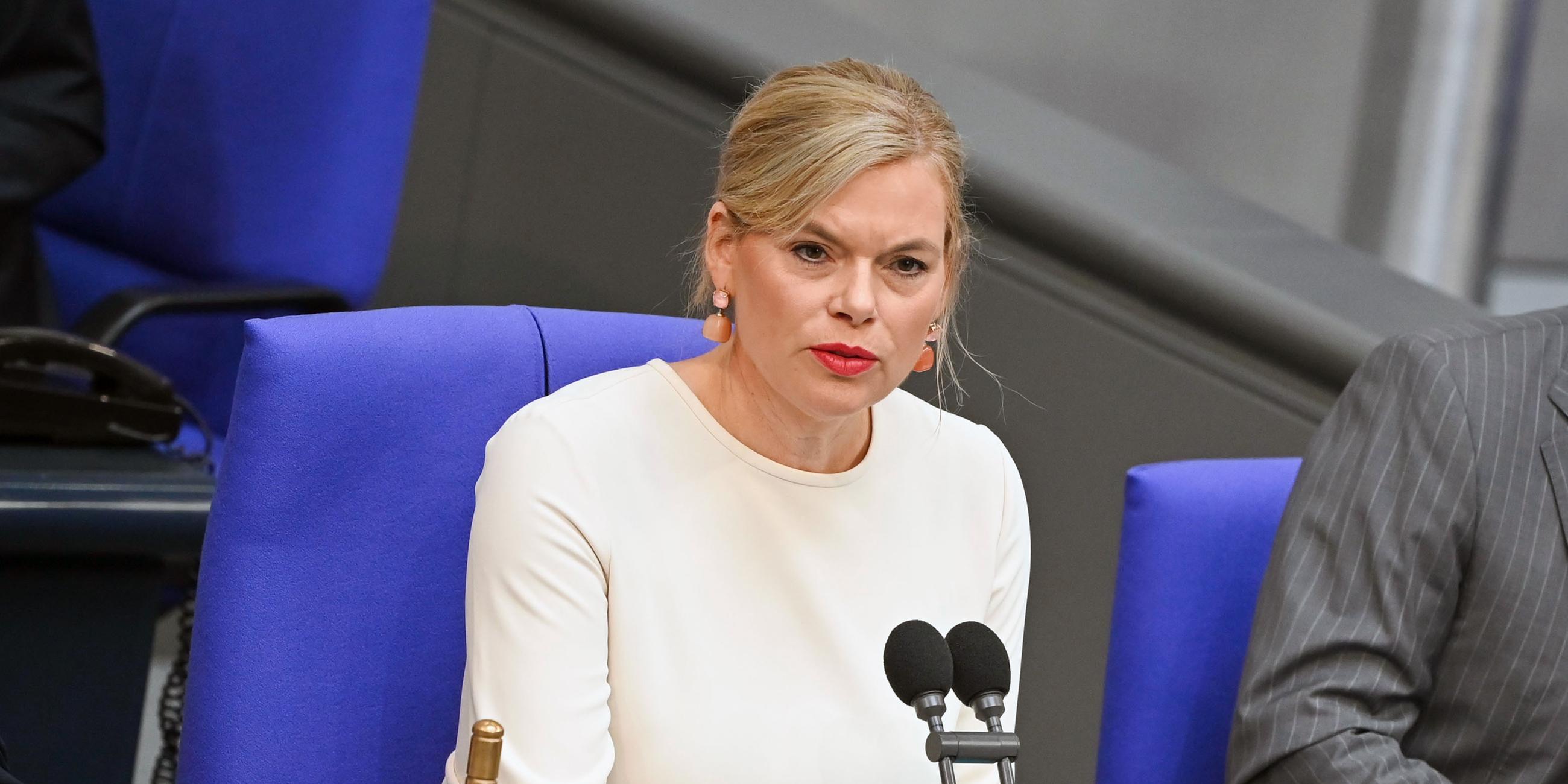 Julia Klöckner, Bundestagspräsidentin, unterbricht die aktuelle Sitzung des Bundestags.