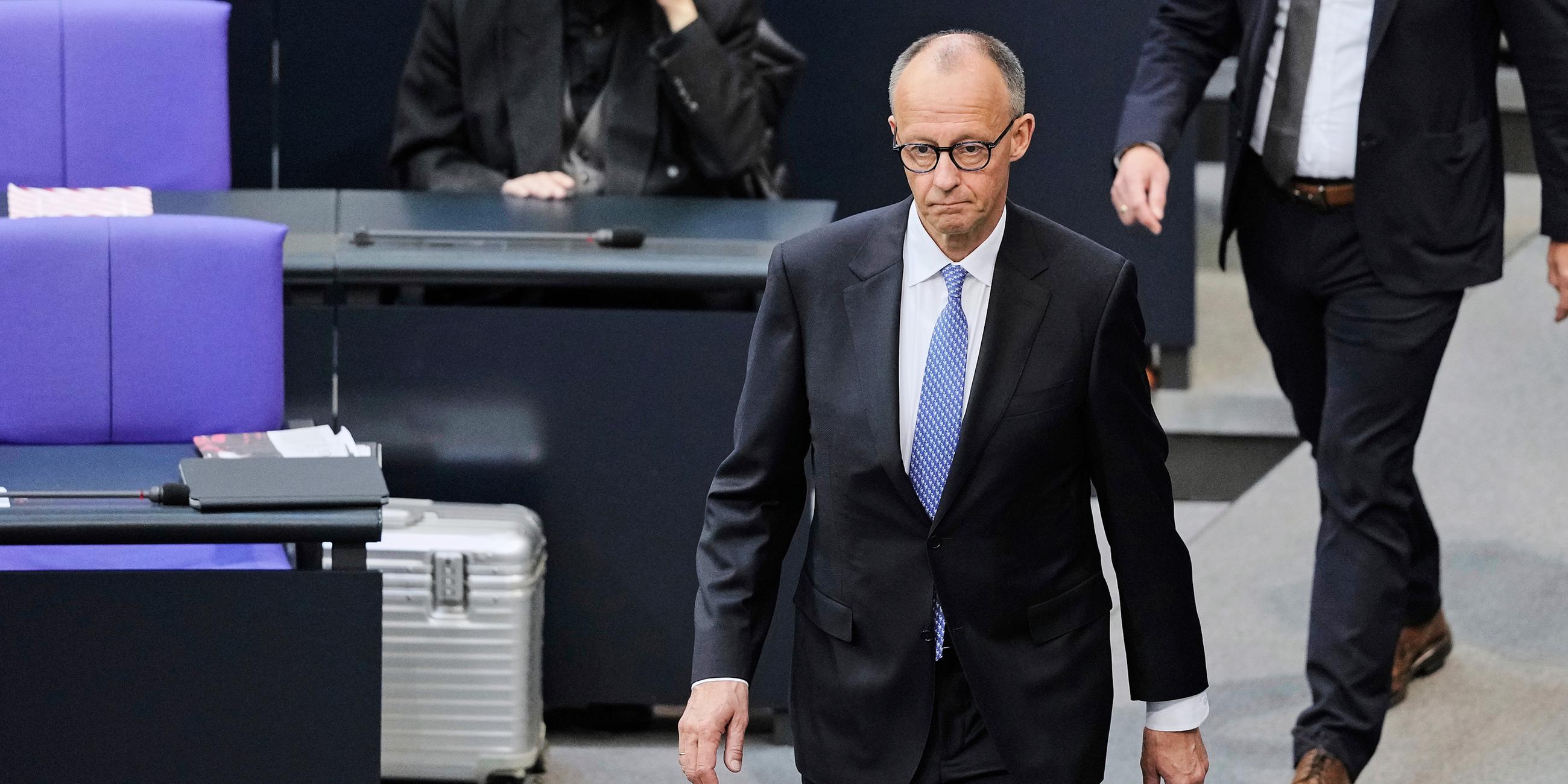 Friedrich Merz betritt das Plenum, nachdem er bei der ersten Abstimmung im Berliner Bundestag am Dienstag, 6. Mai 2025, nicht zum neuen Kanzler gewählt wurde, aufgenommen am 06.05.2025