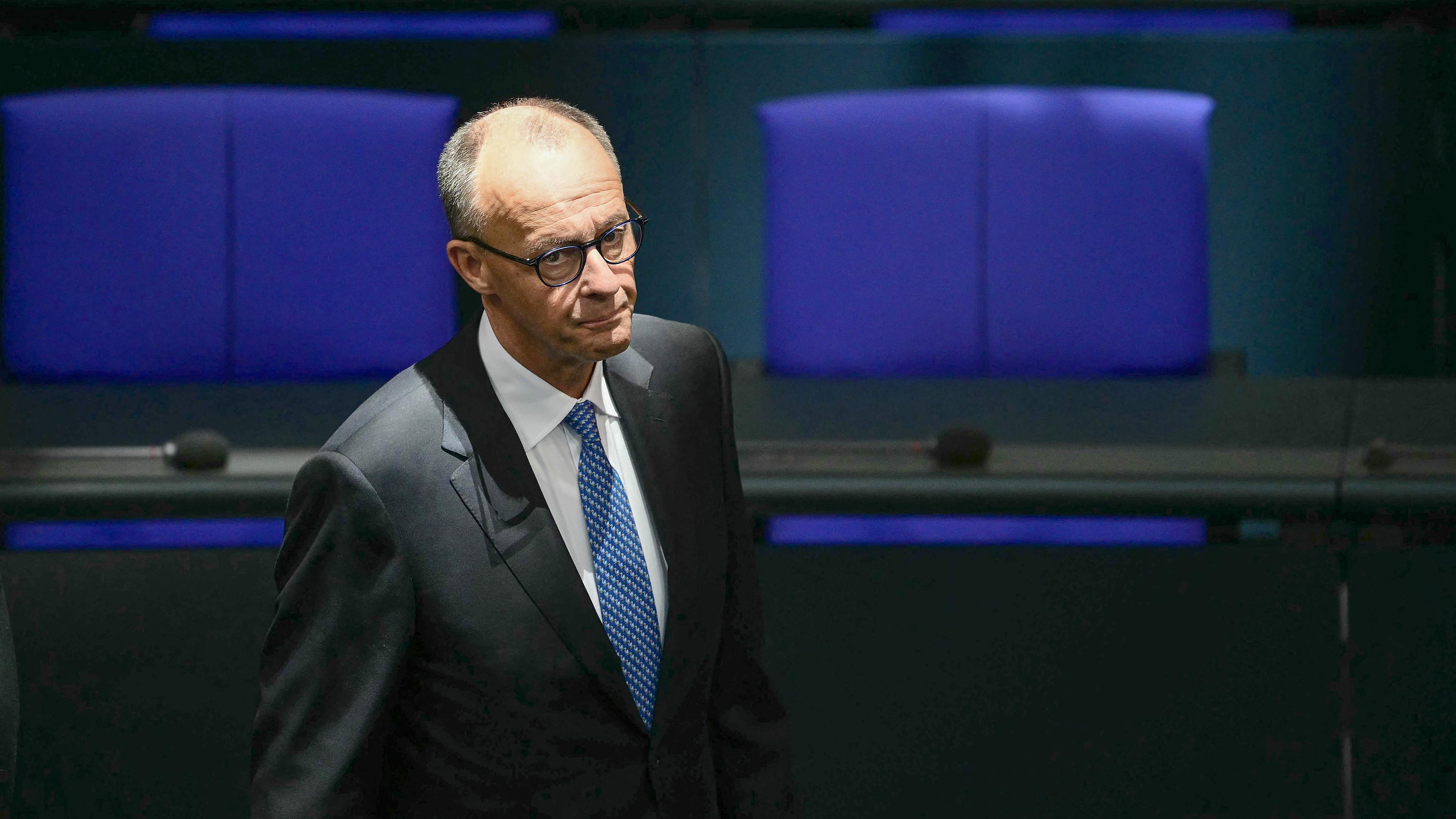 Friedrich Merz reagiert, nachdem er im ersten Wahlgang des Bundestags in Berlin am Dienstag, den 6. Mai 2025, nicht zum neuen Bundeskanzler gewählt wurde, aufgenommen am 06.05.2025