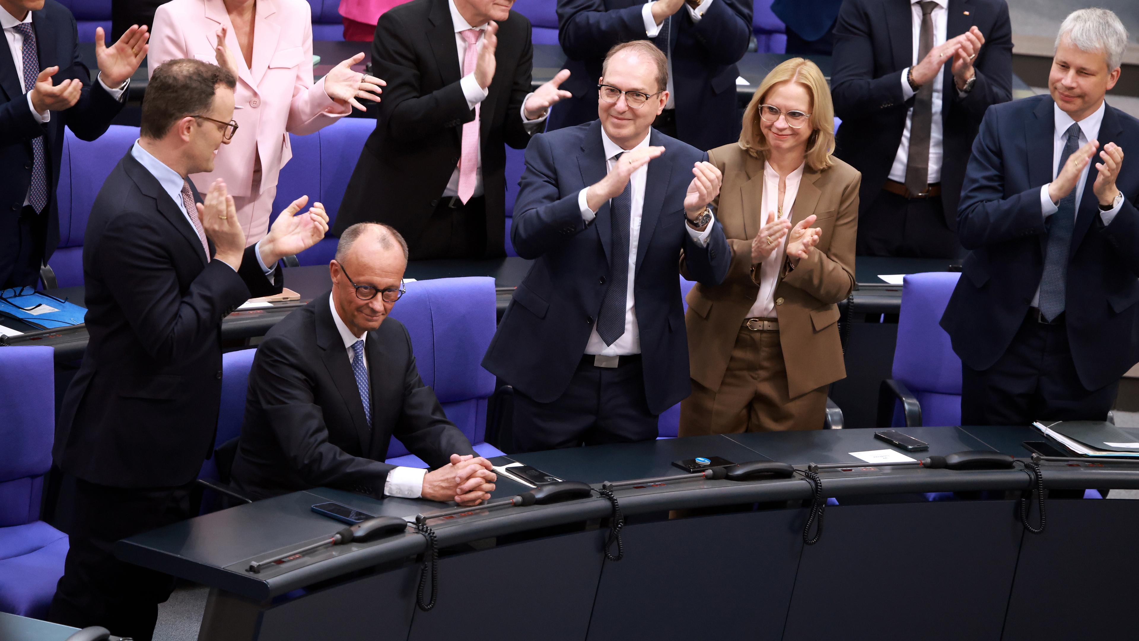 Bundestag, Kanzlerwahl: Friedrich Merz erntet Applaus nach der Wahl zum Bundeskanzler