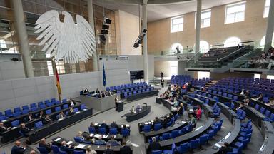 Ellen Demuth spricht im Plenarsaal des Bundestages.