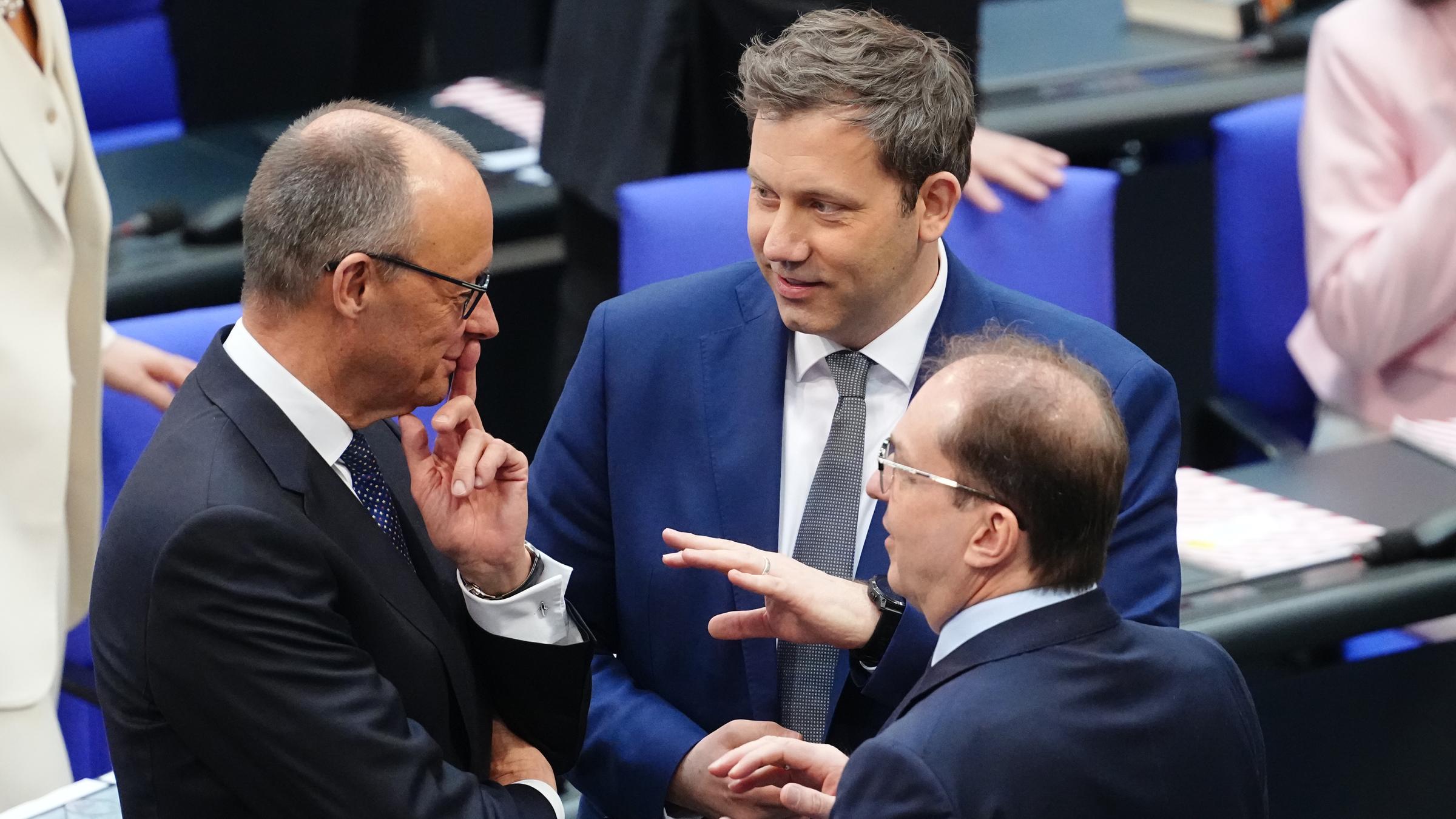 Berlin: Friedrich Merz, Lars Klingbeil und Alexander Dobrindt unterhalten sich bei der konstituierenden Sitzung des neuen Bundestags.