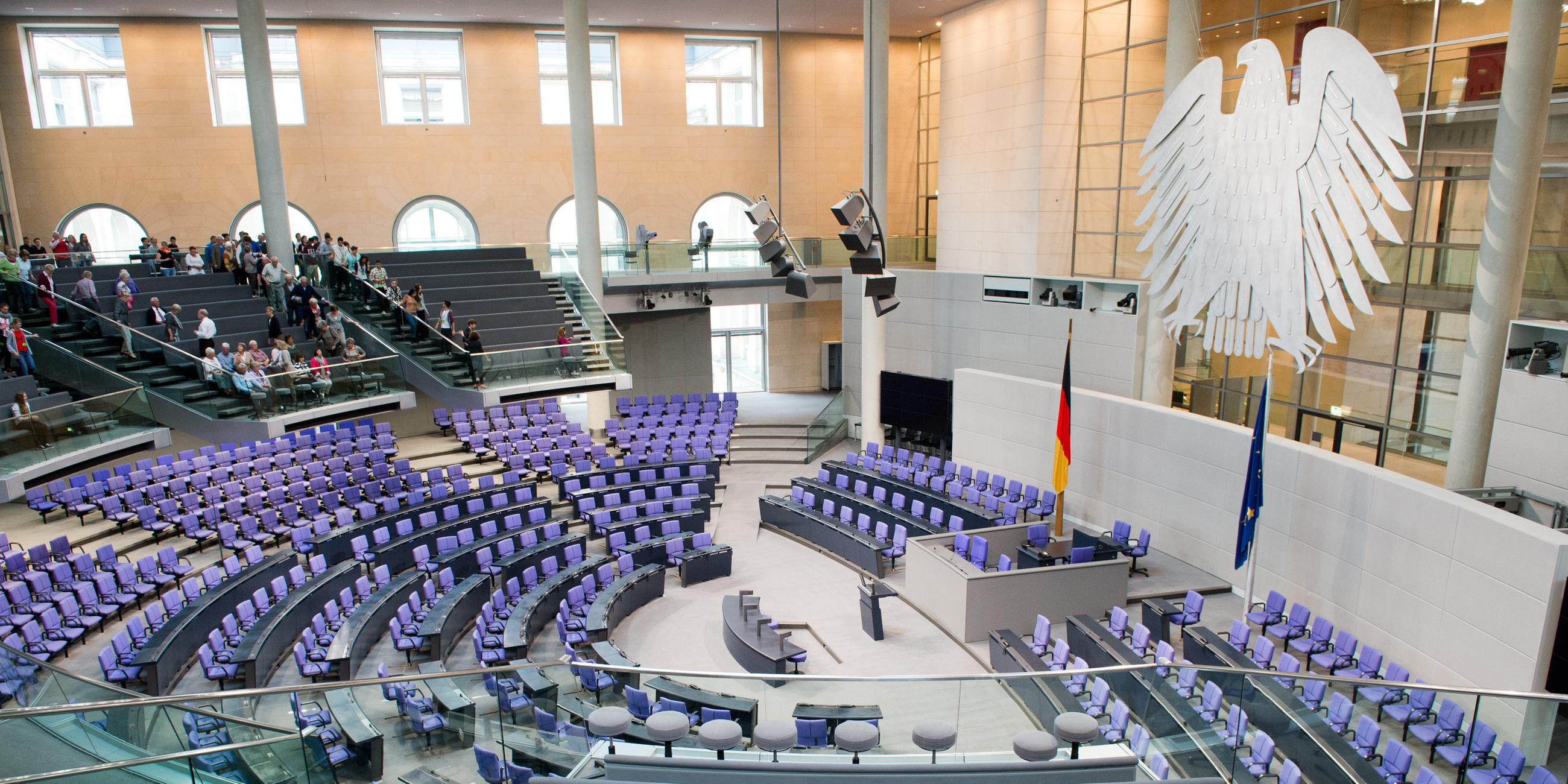 Der leere Plenarsaal des Bundstags im Reichstagsgebäude.