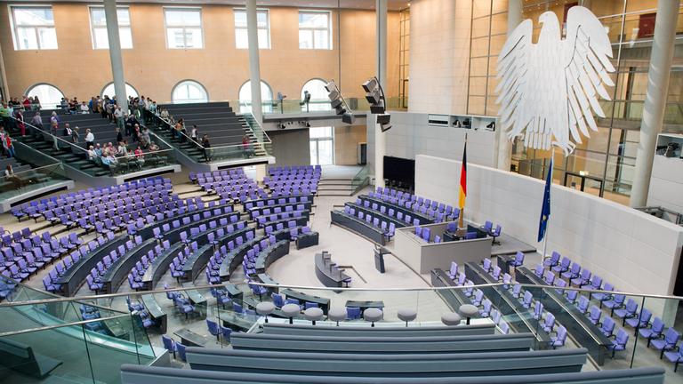 Der leere Plenarsaal des Bundstags im Reichstagsgebäude.