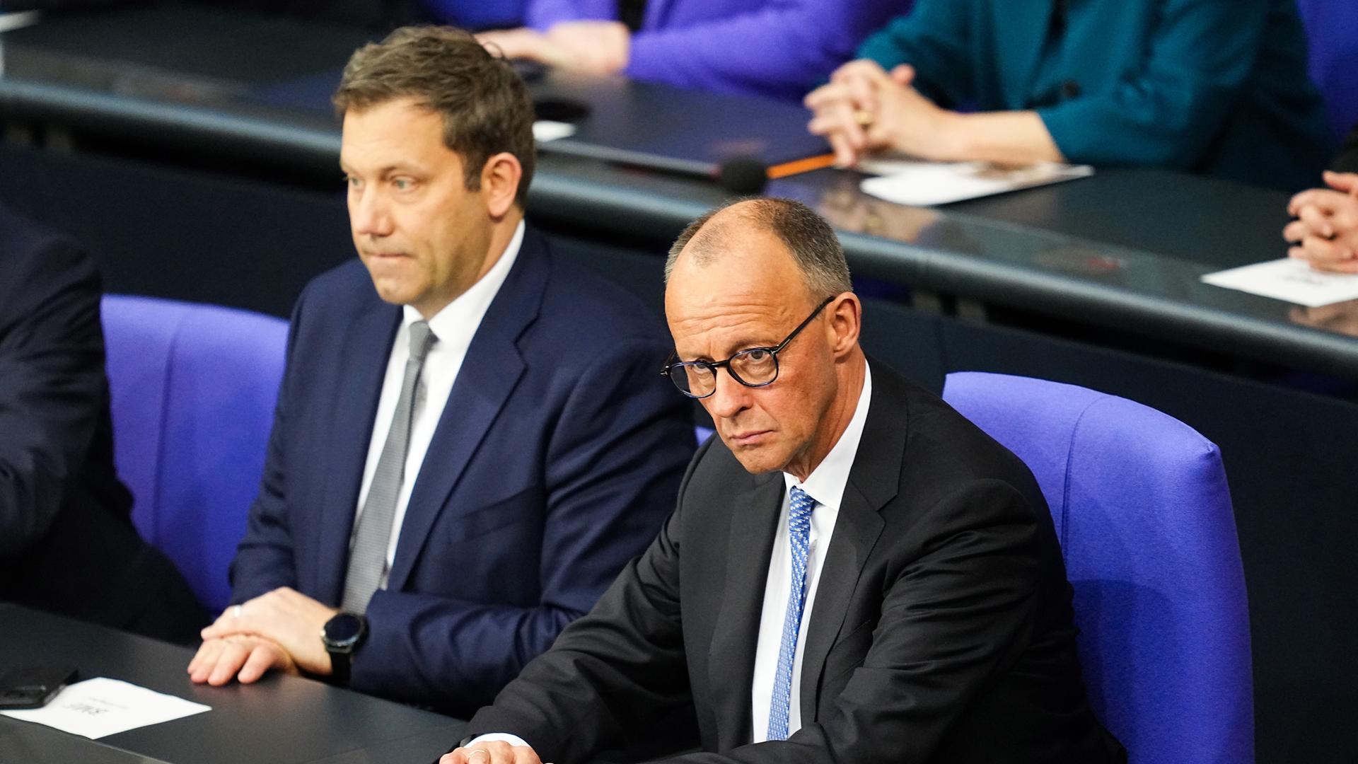 Berlin: Bundeskanzler Friedrich Merz (r, CDU) und Lars Klingbeil (SPD), Bundesminister der Finanzen und Vizekanzler