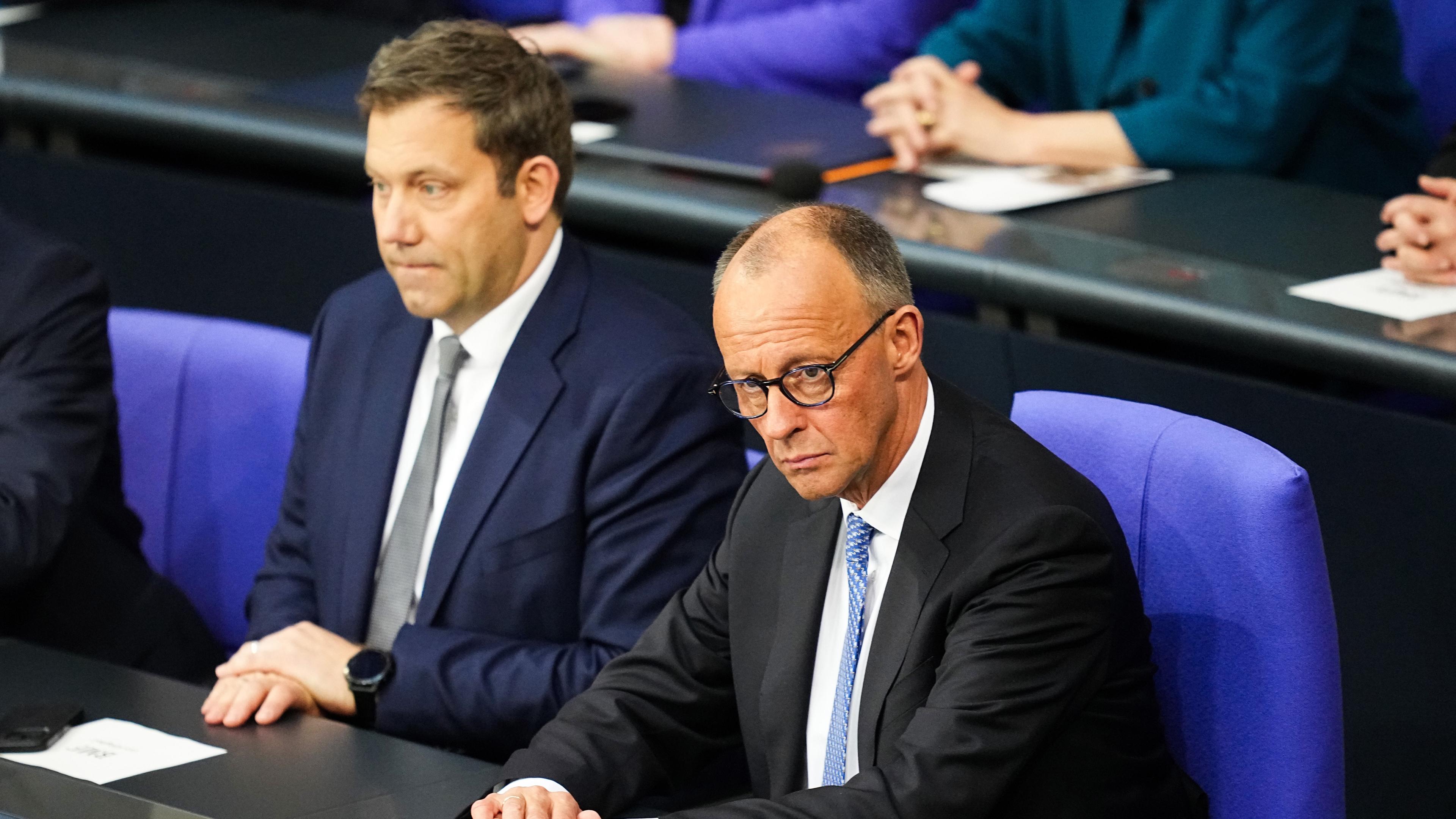 Berlin: Bundeskanzler Friedrich Merz (r, CDU) und Lars Klingbeil (SPD), Bundesminister der Finanzen und Vizekanzler