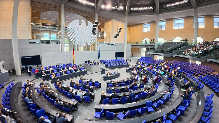 26.06.2025, Berlin: Abgeordnete der Fraktionen sitzen im Plenum während der Debatte über die Mietpreisbremse und zulässige Miethöhe.