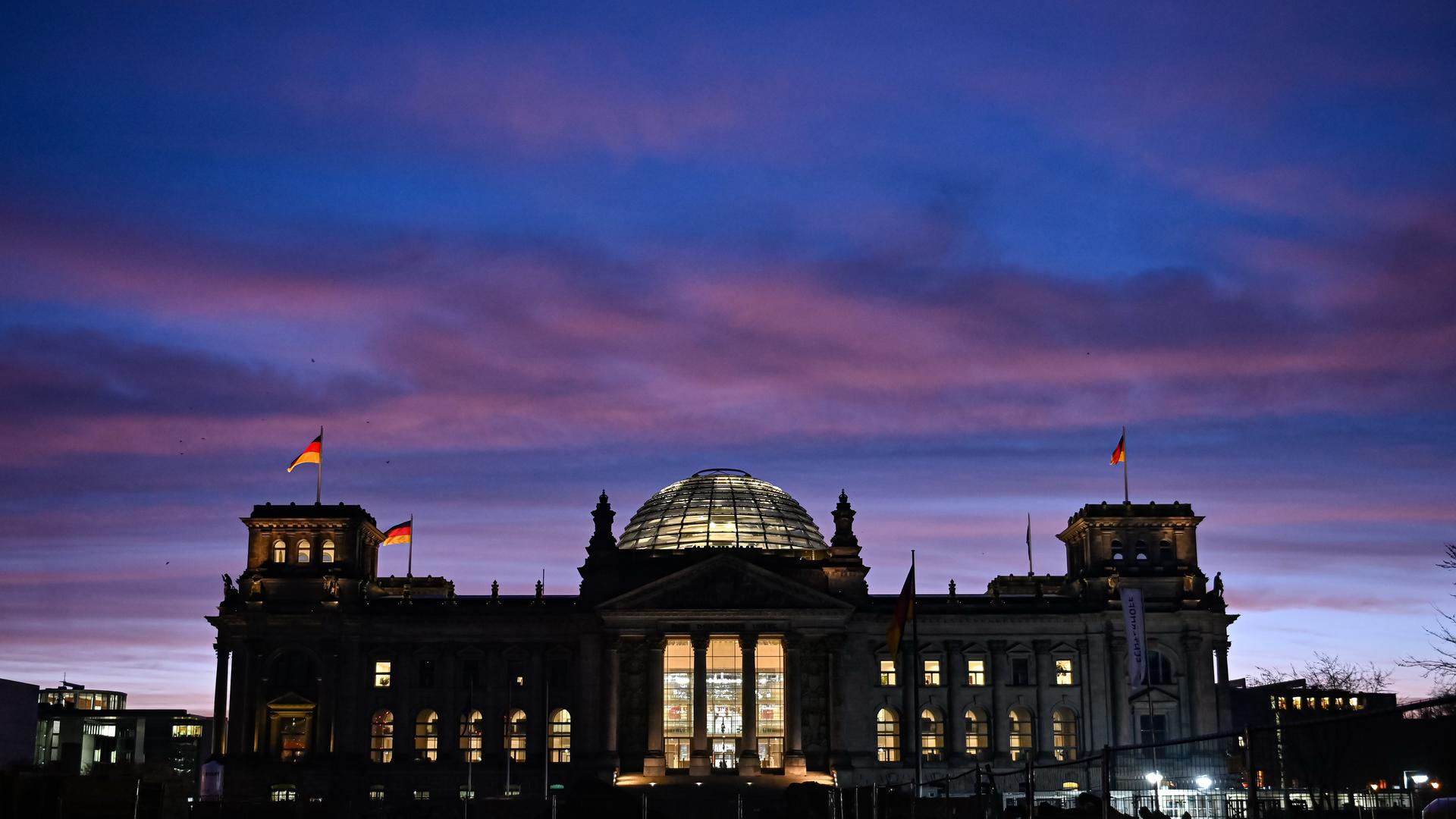 Der Reichstag glänzt nach dieser anstrengenden Nacht auf den Montagmorgen in sanften Morgenlicht. Ein paar Stunden Erholung hat er auch verdient, bis von neuem der Politiktrubel beginnt. 