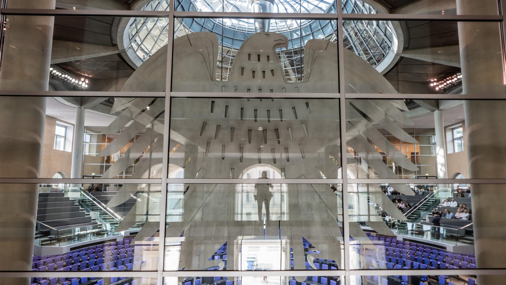Blick auf Bundesadler und Plenarsaal im Reichstagsgebäude