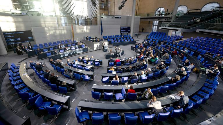 Abgeordnete verfolgen die 23. Plenarsitzung der 21. Legislaturperiode im Deutschen Bundestag