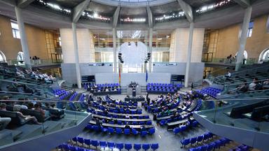 Generaldebatte im Bundestag: Merz gegen Weidel