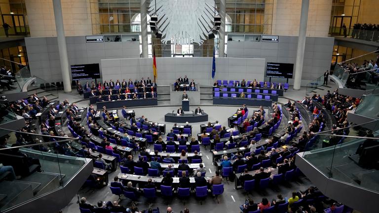  Die Mitglieder des Deutschen Bundestages stimmen über die Tagesordnung zur Zulassung der Abstimmung über das "Zustrombegrenzungsgesetz" der Union zur Eindämmung der Migration im Plenarsaal im Bundestag ab. 