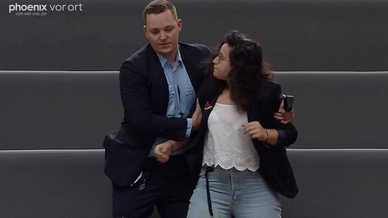 Frau protestiert im Bundestag 