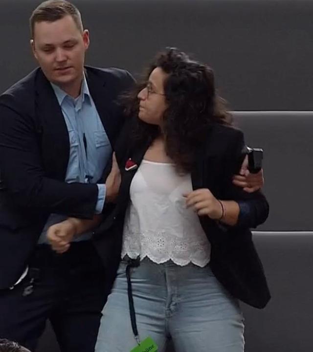 Frau protestiert im Bundestag 