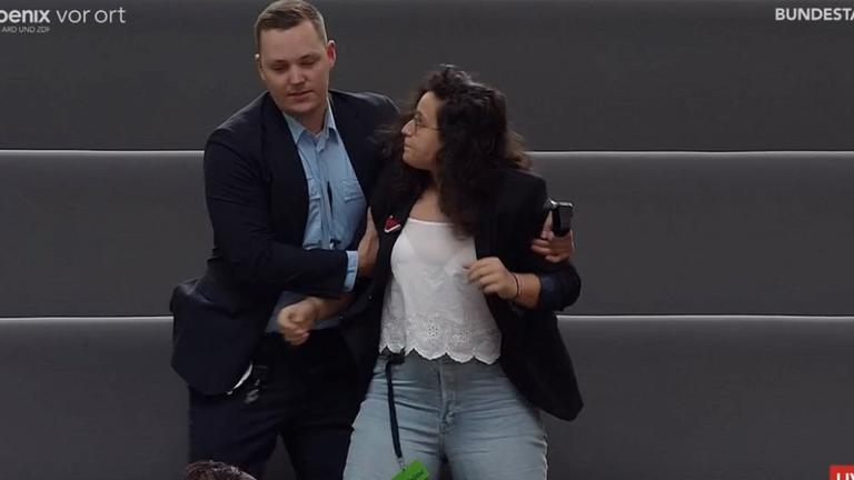 Frau protestiert im Bundestag 