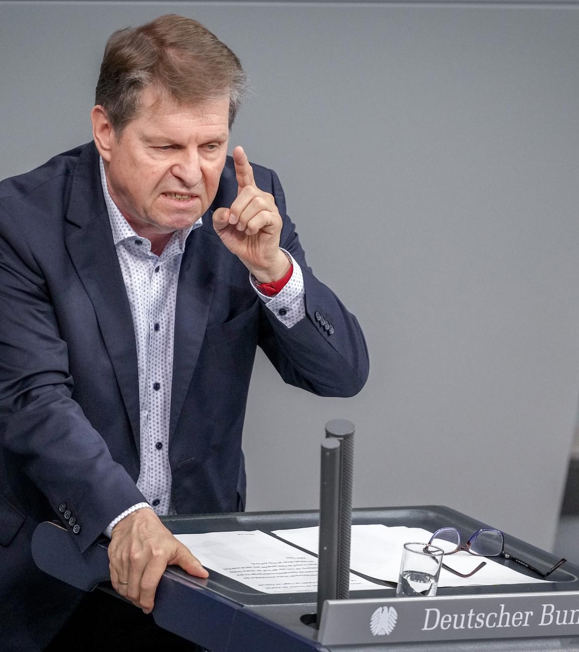 Ralf Stegner (SPD) spricht im Plenum des Bundestags. Am 06.12.2024, Berlin