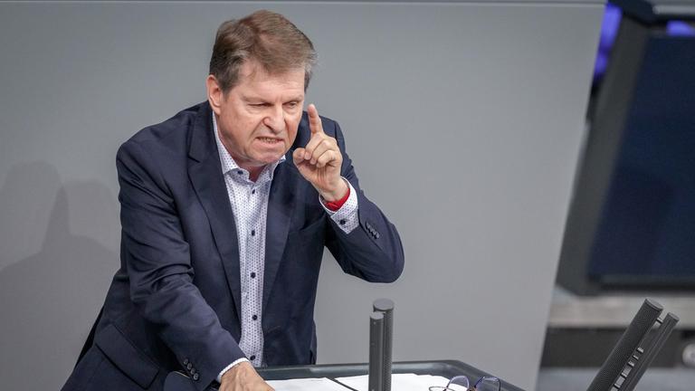 Ralf Stegner (SPD) spricht im Plenum des Bundestags. Am 06.12.2024, Berlin