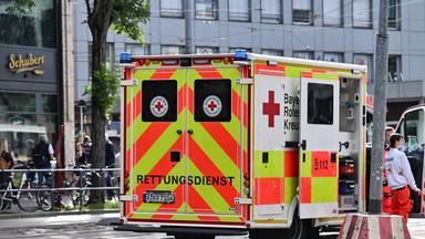 Ein Rettungsdienstwagen ist im Bereich des Augsburger Hauptbahnhofes zu sehen.