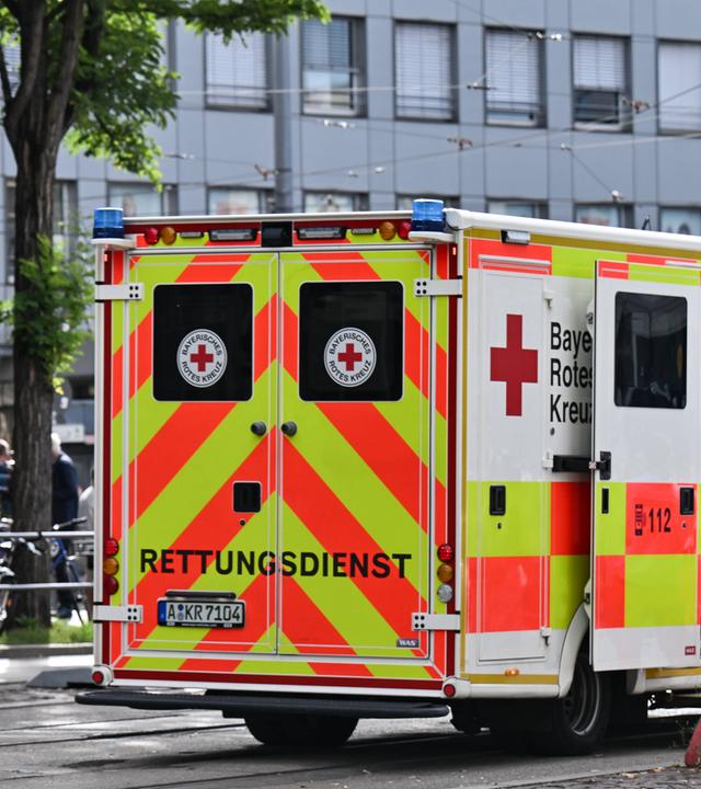 Ein Rettungsdienstwagen ist im Bereich des Augsburger Hauptbahnhofes zu sehen.