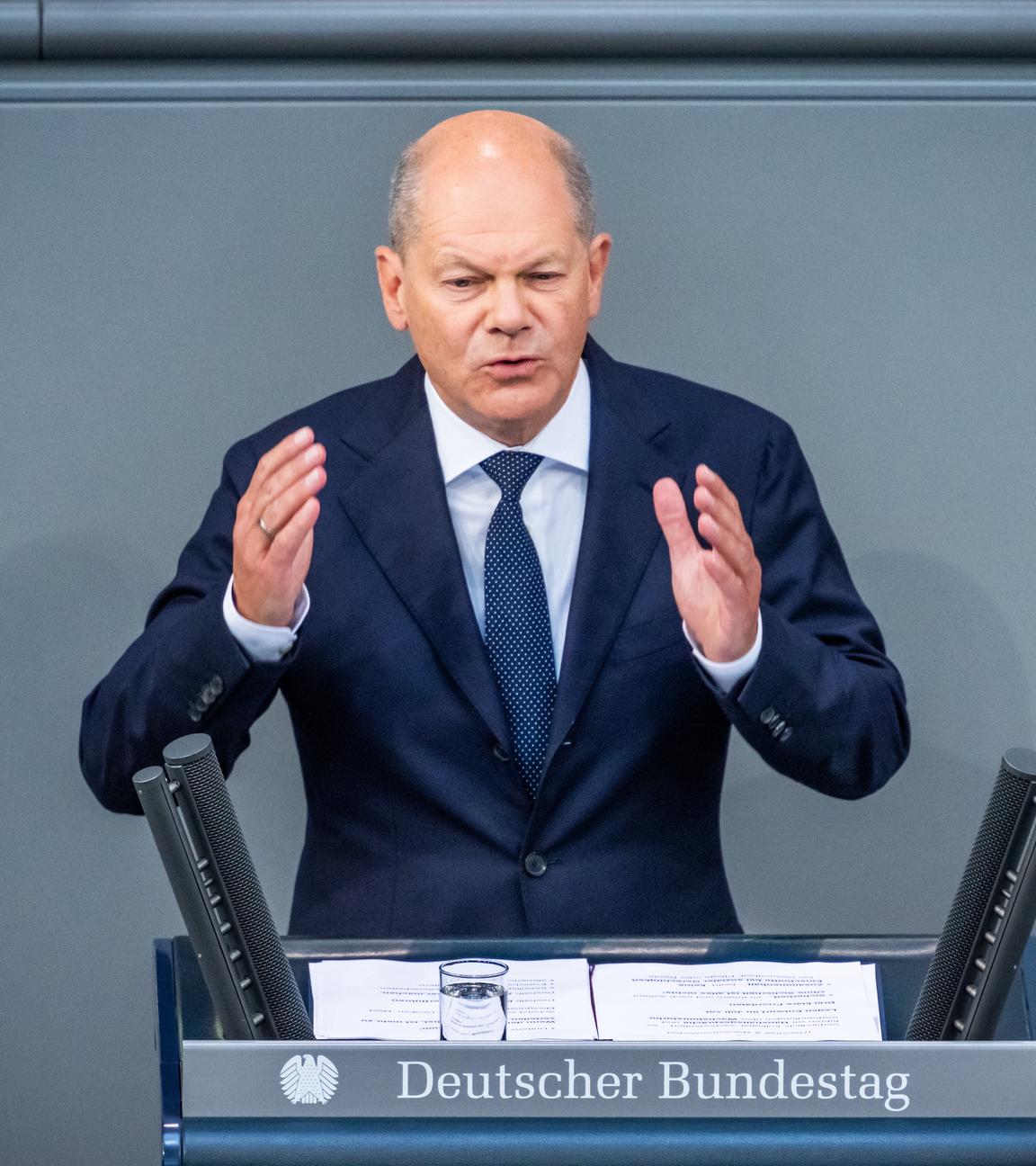 Bundeskanzler Olaf Scholz (SPD) spricht bei einer Regierungserklärung zu den Gipfeltreffen von EU und NATO im Bundestag.