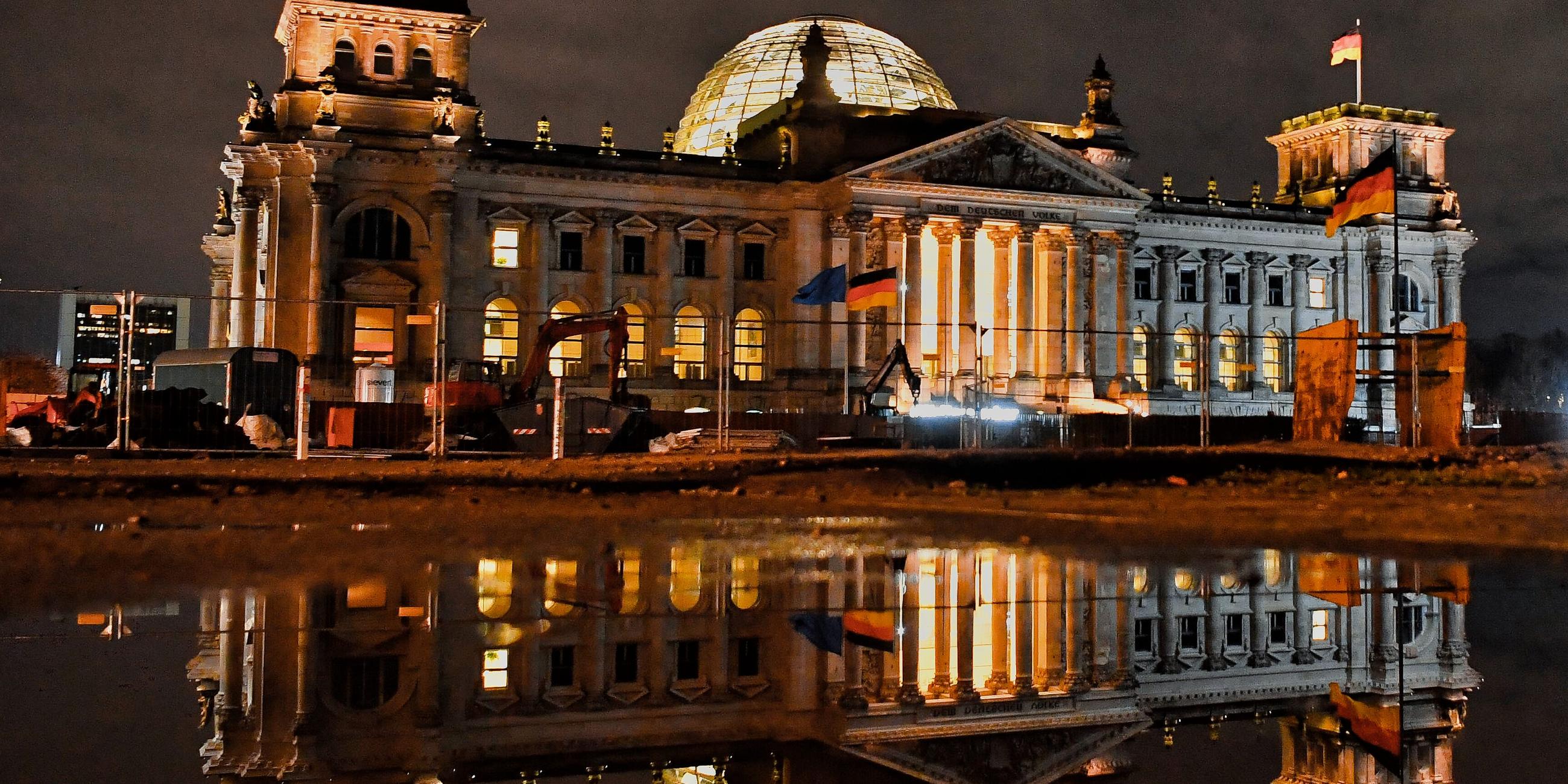Berlin: Wolken ziehen am frühen Morgen über das Reichstagsgebäude. Im Bundestag stehen heute zwei Anträge der CDU/CSU-Fraktion zur Wende in der Migrationspolitik zur Abstimmung