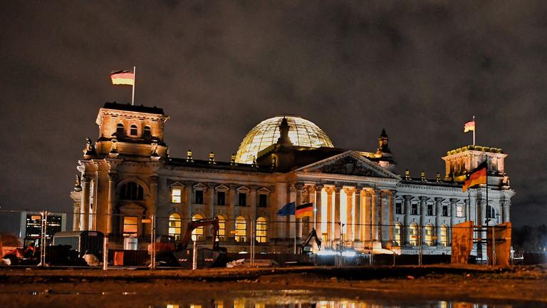 Berlin: Wolken ziehen am frühen Morgen über das Reichstagsgebäude. Im Bundestag stehen heute zwei Anträge der CDU/CSU-Fraktion zur Wende in der Migrationspolitik zur Abstimmung