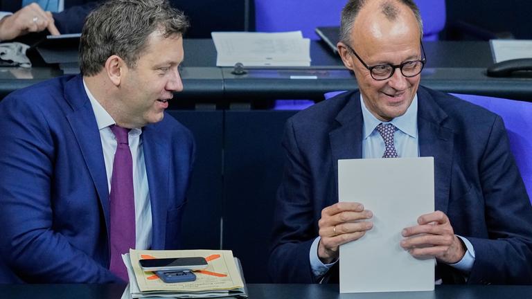 Vizekanzler Lars Klingbeil und Bundeskanzler Friedrich Merz nach der Abstimmung zum Rentenpaket