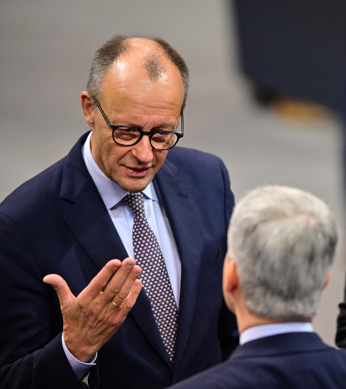 Berlin: Bundeskanzler Friedrich Merz (CDU, l-r), Steffen Bilger (CDU), Bundestagsabgeordneter, und Jens Spahn (CDU), CDU/CSUFraktionsvorsitzender im Bundestag, sprechen am Rande der Sitzung des Bundestags.