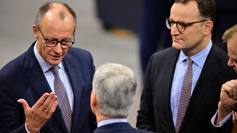 Berlin: Bundeskanzler Friedrich Merz (CDU, l-r), Steffen Bilger (CDU), Bundestagsabgeordneter, und Jens Spahn (CDU), CDU/CSUFraktionsvorsitzender im Bundestag, sprechen am Rande der Sitzung des Bundestags.