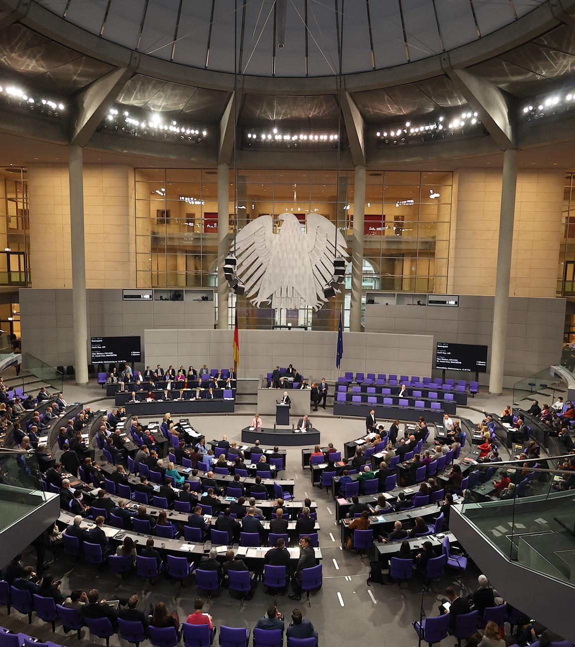 Ein Überblick über den deutschen Bundestag während der Abstimmung zum Rentenpaket.