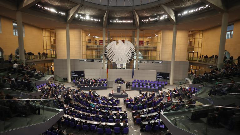Ein Überblick über den deutschen Bundestag während der Abstimmung zum Rentenpaket.