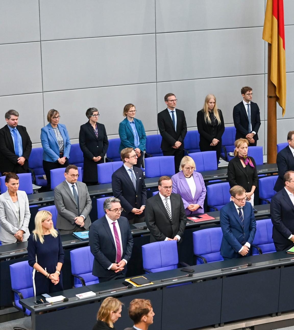 Berlin: Mitglieder der Regierung und Abgeordnete gedenken im Bundestag zu Beginn der Debatte zum 30. Jahrestag des Völkermords von Srebrenica.