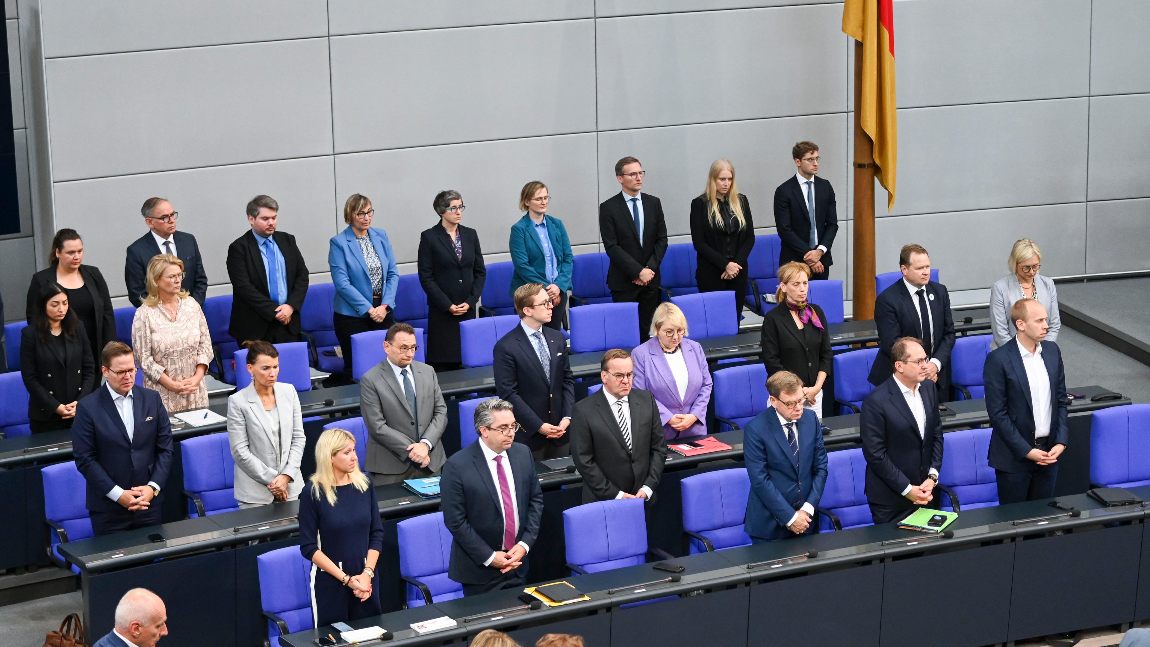 Berlin: Mitglieder der Regierung und Abgeordnete gedenken im Bundestag zu Beginn der Debatte zum 30. Jahrestag des Völkermords von Srebrenica.